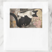 Tuxedo Katze auf einem Felsen im Garten Rechteckiger Aufkleber (Tasche)