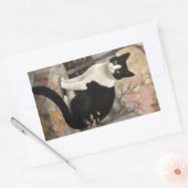 Tuxedo Katze auf einem Felsen im Garten Rechteckiger Aufkleber (Umschlag)