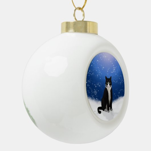 Tuxedo Katze im Schnee Keramik Kugel-Ornament (Links)
