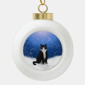 Tuxedo Katze im Schnee Keramik Kugel-Ornament (Vorderseite)