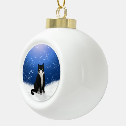 Tuxedo Katze im Schnee Keramik Kugel-Ornament (Rechts)