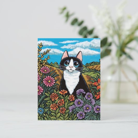 Tuxedo-Katze in einer Blume-Feldwiese Postkarte (Stehend Vorderseite)