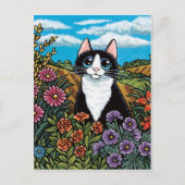 Tuxedo-Katze in einer Blume-Feldwiese Postkarte (Vorderseite)