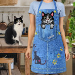 Tuxedo Katze in Imitate Denim Pocket mit Individue Schürze<br><div class="desc">Diese lustige Schürze beinhaltet ein Imitat (bedruckt) Denim / Blue Jean Look und beinhaltet einen Cartoon schwarz-weiß tuxedo kitty Katze, die scheint, als ob sie in einer Tasche sitzt! Das Design umfasst auch "Patches" (gedruckt), die den Silhouetten einer Katze ähneln, die einen Vogel jagt, und drei Pfotendrucke. Verwenden Sie die...</div>