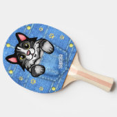 Tuxedo Katze in Imitate Denim Pocket mit Individue Tischtennis Schläger (Seitenansicht)