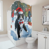 Tuxedo Katze läuft im Schnee mit Weihnachtsmütze Duschvorhang (Beispiel)