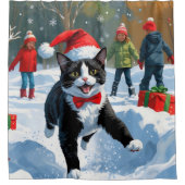 Tuxedo Katze läuft im Schnee mit Weihnachtsmütze Duschvorhang (Vorderseite)