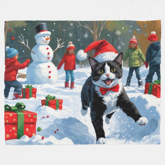 Tuxedo Katze läuft im Schnee mit Weihnachtsmütze Fleecedecke (Vorderseite (Horizontal))
