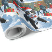Tuxedo Katze läuft im Schnee mit Weihnachtsmütze Geschenkpapier (Rolleneckpunkt)