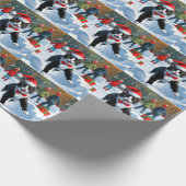 Tuxedo Katze läuft im Schnee mit Weihnachtsmütze Geschenkpapier (Ecke)