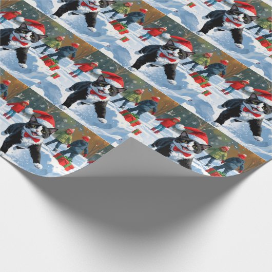Tuxedo Katze läuft im Schnee mit Weihnachtsmütze Geschenkpapier (Ecke)