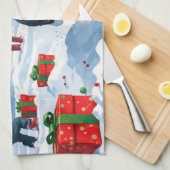 Tuxedo Katze läuft im Schnee mit Weihnachtsmütze Geschirrtuch (Viertel Falte)