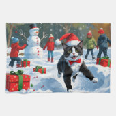 Tuxedo Katze läuft im Schnee mit Weihnachtsmütze Geschirrtuch (Horizontal)