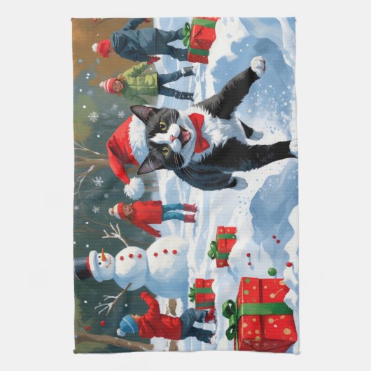 Tuxedo Katze läuft im Schnee mit Weihnachtsmütze Geschirrtuch (Vertikal)