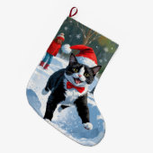 Tuxedo Katze läuft im Schnee mit Weihnachtsmütze Großer Weihnachtsstrumpf (Vorderansicht (hängend))