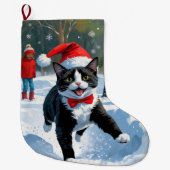 Tuxedo Katze läuft im Schnee mit Weihnachtsmütze Großer Weihnachtsstrumpf (Vorderseite)