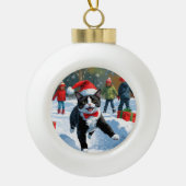 Tuxedo Katze läuft im Schnee mit Weihnachtsmütze Keramik Kugel-Ornament (Vorderseite)