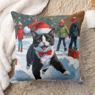 Tuxedo Katze läuft im Schnee mit Weihnachtsmütze Kissen