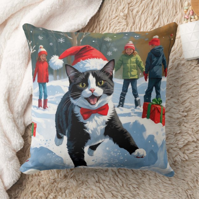 Tuxedo Katze läuft im Schnee mit Weihnachtsmütze Kissen (Decke)