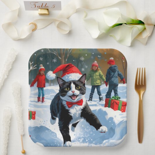 Tuxedo Katze läuft im Schnee mit Weihnachtsmütze Pappteller (Hochzeit)