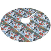 Tuxedo Katze läuft im Schnee mit Weihnachtsmütze Polyester Weihnachtsbaumdecke (Schrägansicht)