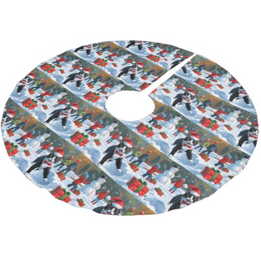 Tuxedo Katze läuft im Schnee mit Weihnachtsmütze Polyester Weihnachtsbaumdecke (Schrägansicht)