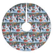 Tuxedo Katze läuft im Schnee mit Weihnachtsmütze Polyester Weihnachtsbaumdecke (Vorderseite)