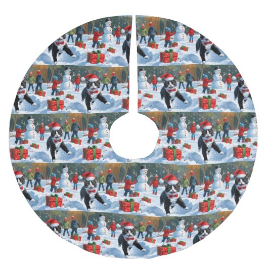 Tuxedo Katze läuft im Schnee mit Weihnachtsmütze Polyester Weihnachtsbaumdecke (Vorderseite)