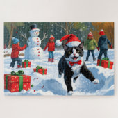 Tuxedo Katze läuft im Schnee mit Weihnachtsmütze Puzzle (Horizontal)