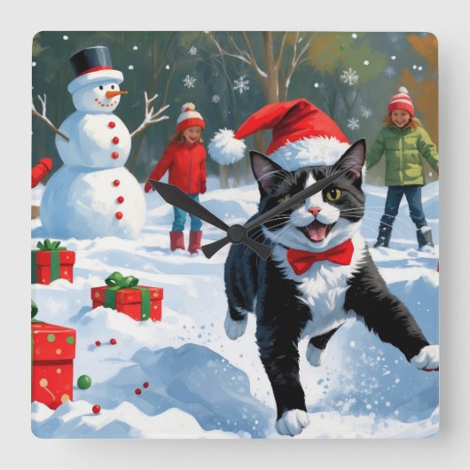 Tuxedo Katze läuft im Schnee mit Weihnachtsmütze Quadratische Wanduhr (Vorderseite)