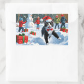 Tuxedo Katze läuft im Schnee mit Weihnachtsmütze Rechteckiger Aufkleber (Tasche)
