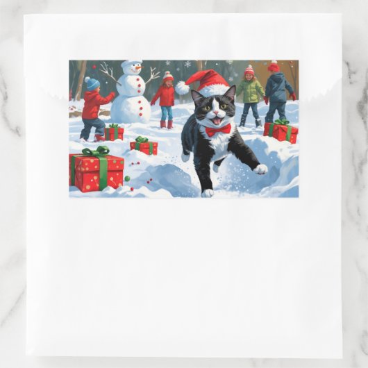Tuxedo Katze läuft im Schnee mit Weihnachtsmütze Rechteckiger Aufkleber (Tasche)