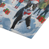 Tuxedo Katze läuft im Schnee mit Weihnachtsmütze Schneidebrett (Ecke)
