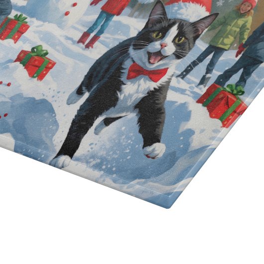 Tuxedo Katze läuft im Schnee mit Weihnachtsmütze Schneidebrett (Ecke)