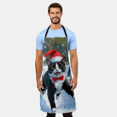 Tuxedo Katze läuft im Schnee mit Weihnachtsmütze Schürze (Getragen)