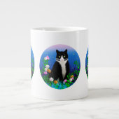 Tuxedo Katze mit Blume Tasse (Vorderseite)