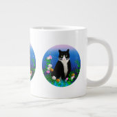 Tuxedo Katze mit Blume Tasse (Rechts)