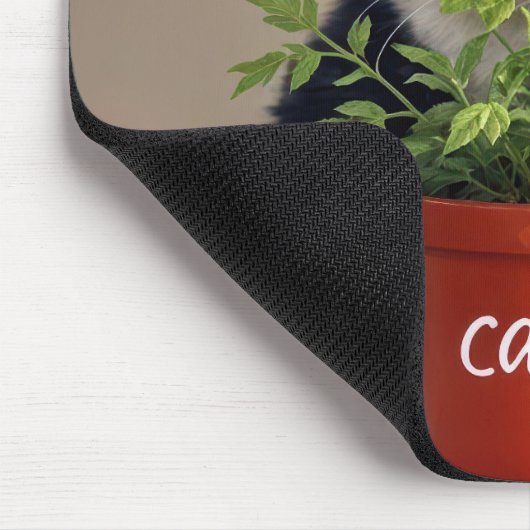 Tuxedo-Katze mit Catnip-Pflanze Mousepad (Ecke)