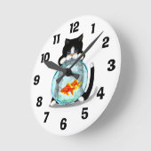 Tuxedo Katze mit Fischklee Runde Wanduhr (Winkel)