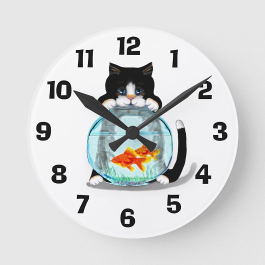 Tuxedo Katze mit Fischklee Runde Wanduhr (Vorderseite)