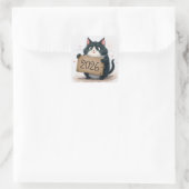 Tuxedo-Katze mit Jahresunterschrift 2026 Quadratischer Aufkleber (Tasche)
