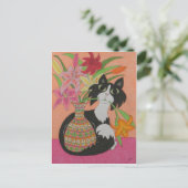 Tuxedo Katze mit Lilies Postkarte (Stehend Vorderseite)