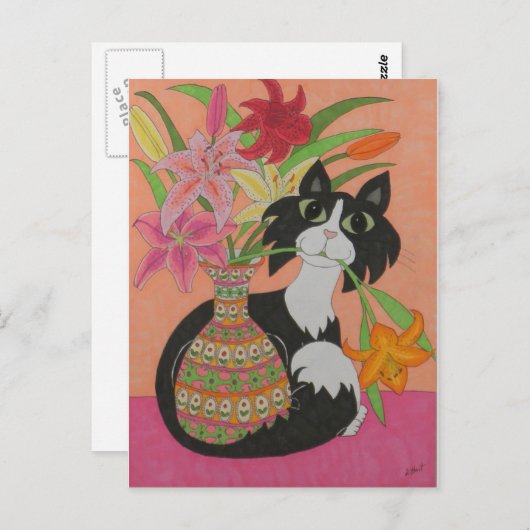 Tuxedo Katze mit Lilies Postkarte (Vorne/Hinten)