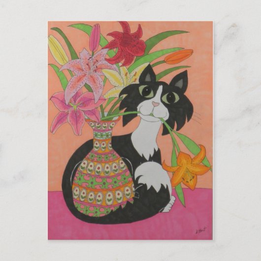 Tuxedo Katze mit Lilies Postkarte (Vorderseite)