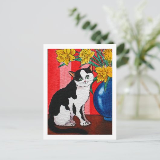 Tuxedo Katze mit Narzissen in einer blauen Vase Postkarte (Stehend Vorderseite)