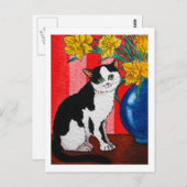Tuxedo Katze mit Narzissen in einer blauen Vase Postkarte (Vorne/Hinten)