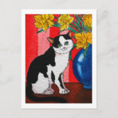 Tuxedo Katze mit Narzissen in einer blauen Vase Postkarte (Vorderseite)