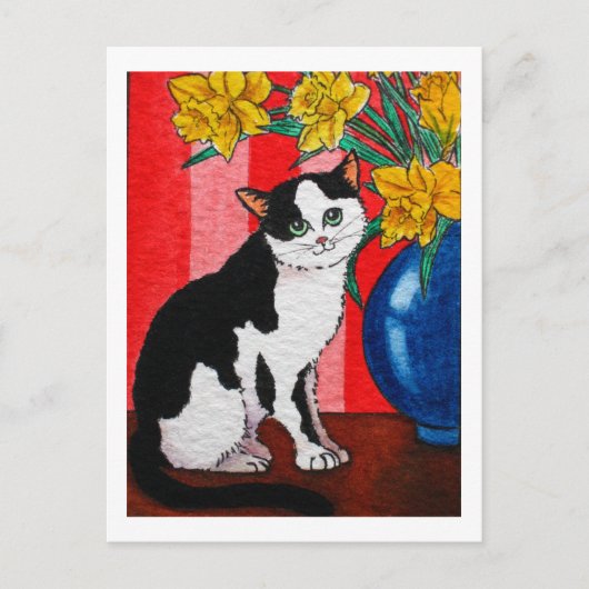 Tuxedo Katze mit Narzissen in einer blauen Vase Postkarte (Vorderseite)
