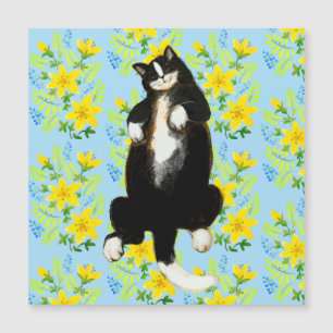 Tuxedo Katze Schlafen auf Blumenbeet Magnetkarte