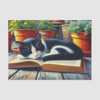 Tuxedo Katze Schlafen im Garten des Buches Seidenpapier